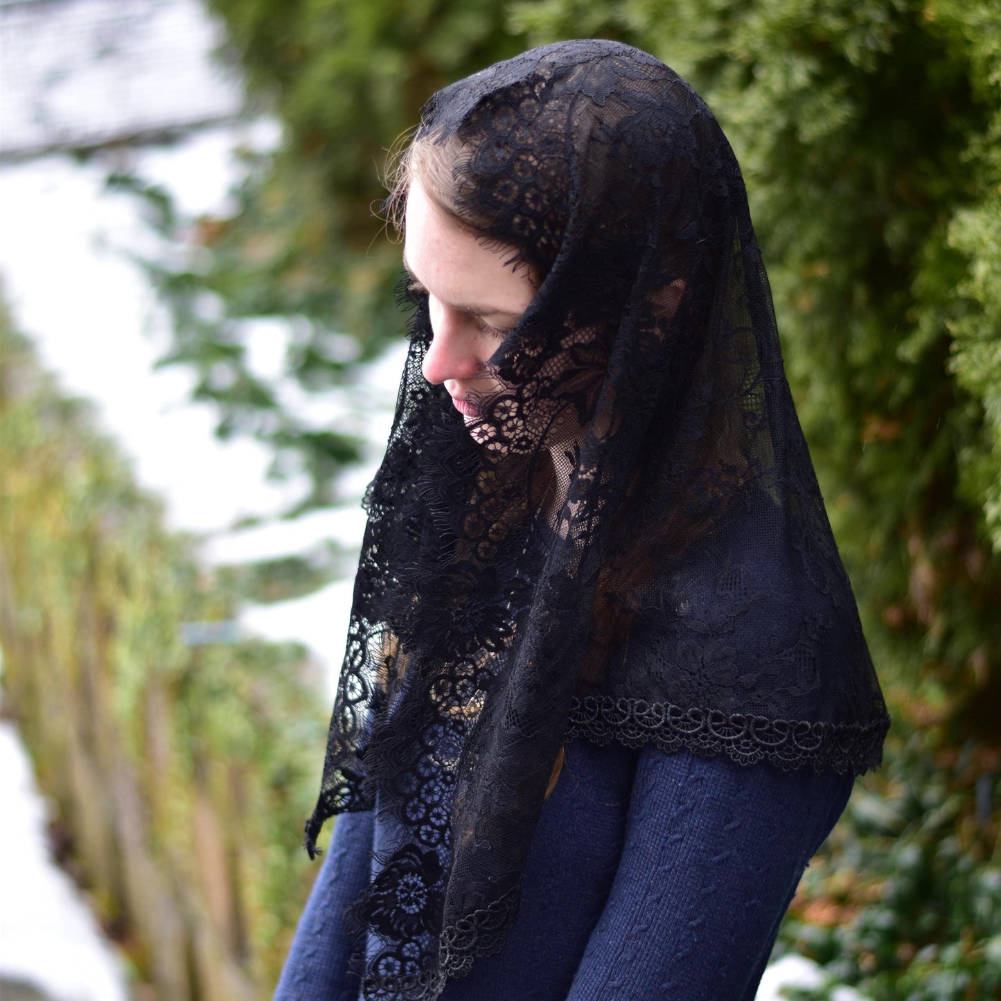 Black Chantilly Lace Bell shaped Veil