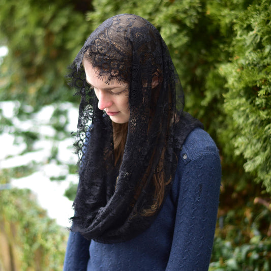 Black Chantilly Lace Infinity Chapel Veil Mantilla