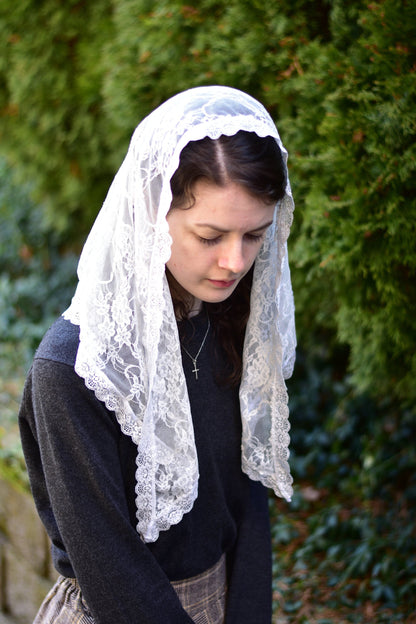 Stretch Lace Triangle Shape Chapel Veil Mantilla
