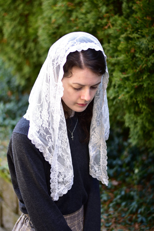 Stretch Lace Triangle Shape Chapel Veil Mantilla