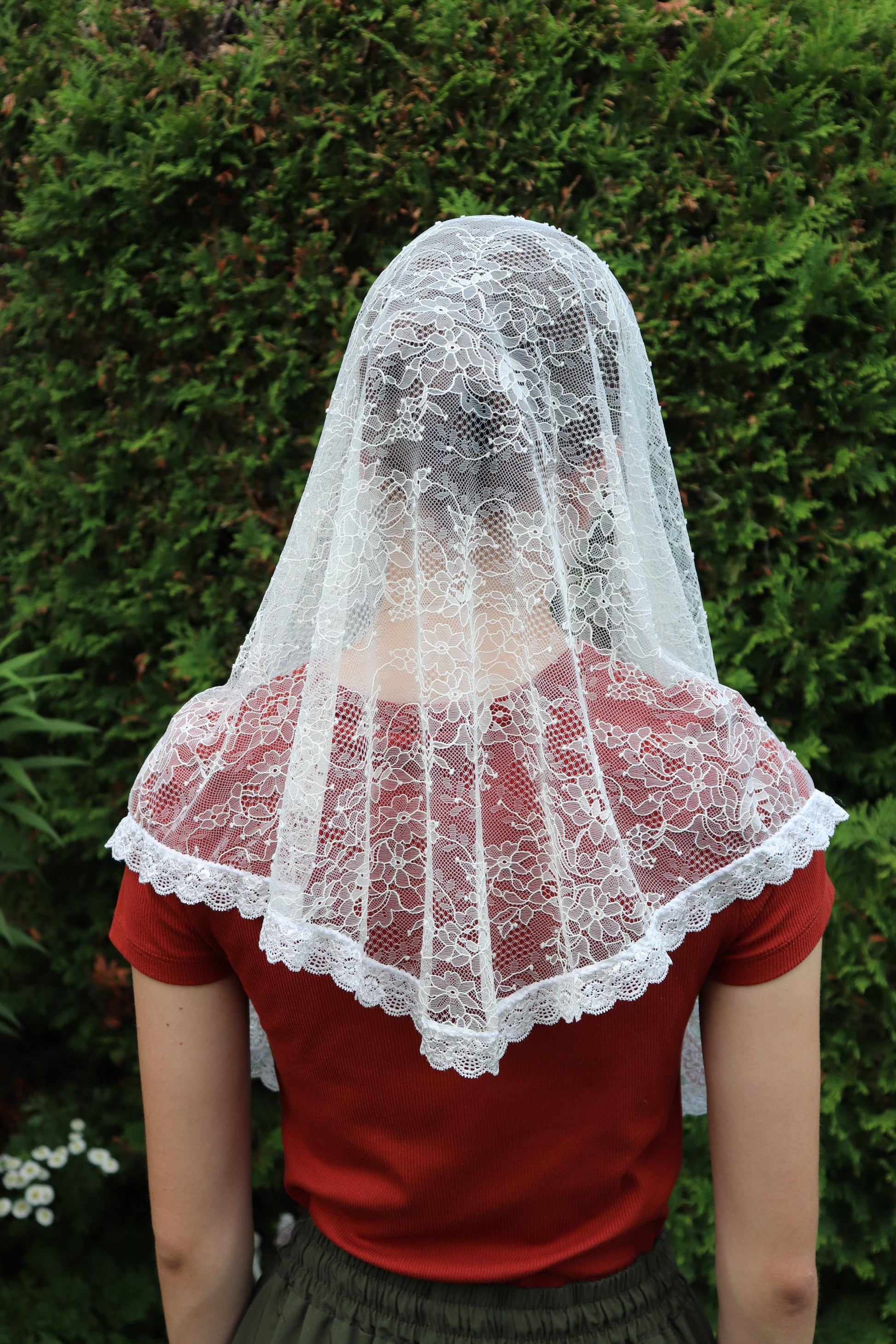Ivory Chantilly Lace Rounded Veil