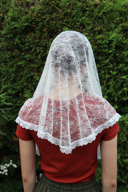 Ivory Chantilly Lace Rounded Veil