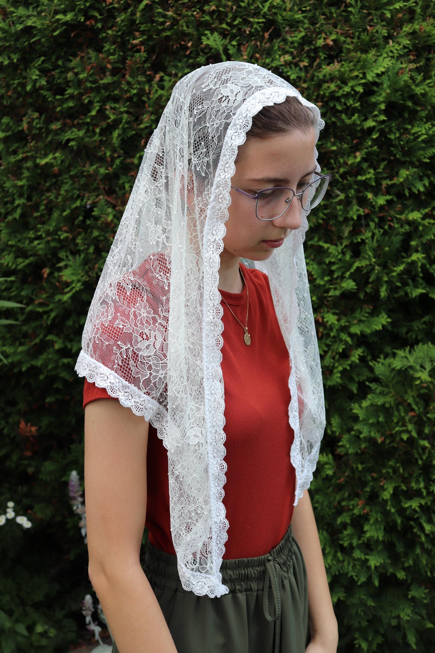 Ivory Chantilly Lace Rounded Veil